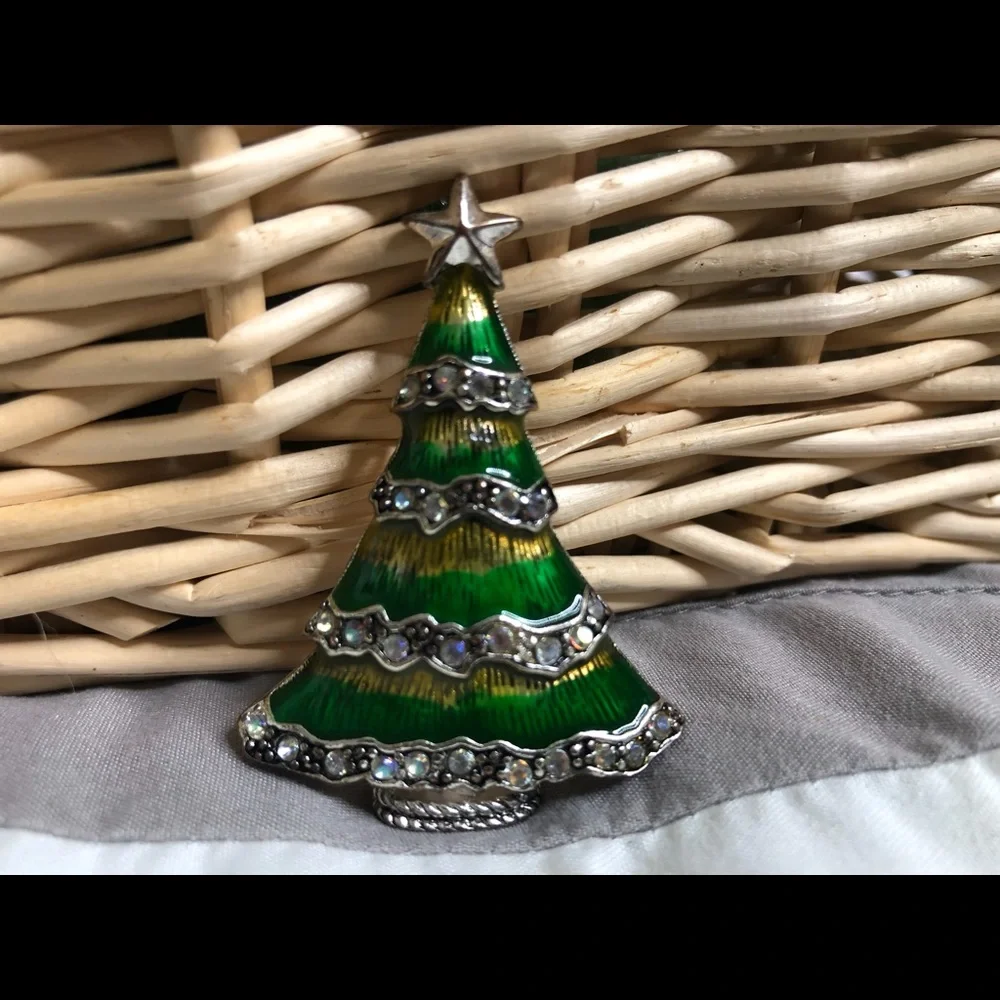 Brand New-Christmas Tree Pin